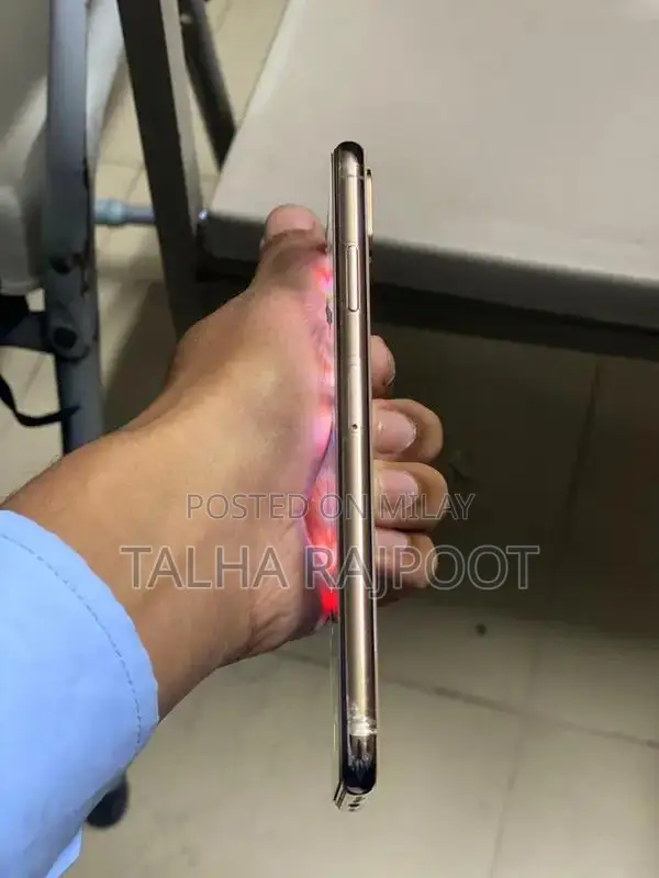 Apple iPhone XS Max 64GB Factory Unlocked Smartphone