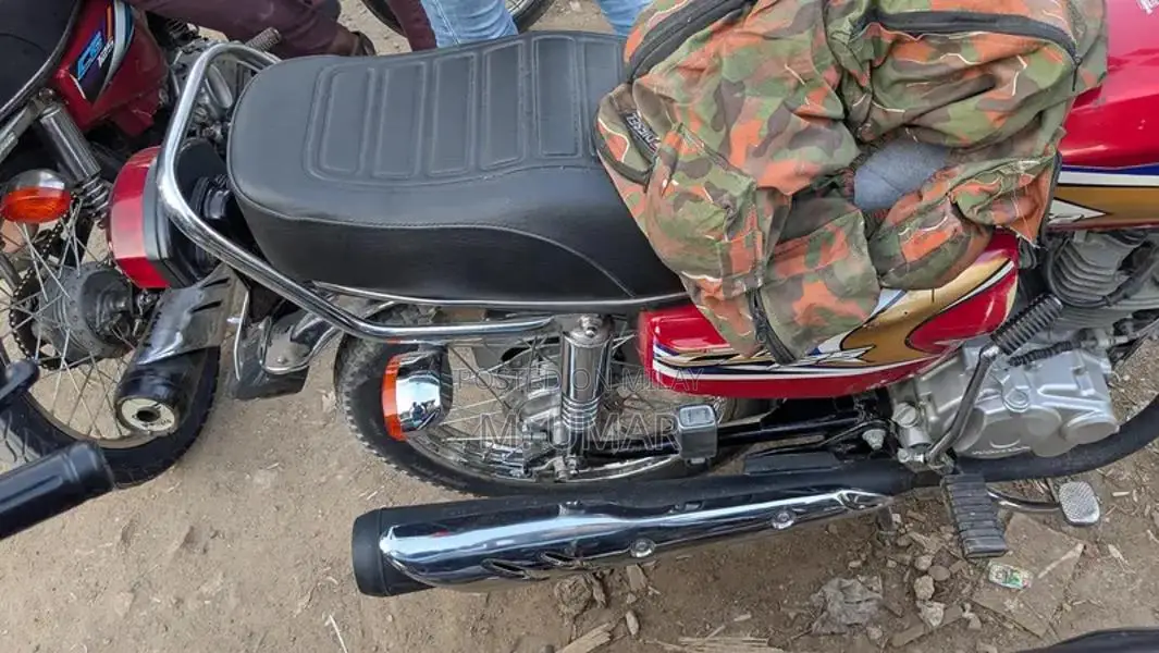 Honda 125cc Motorcycle - Compact Urban Commuter Bike