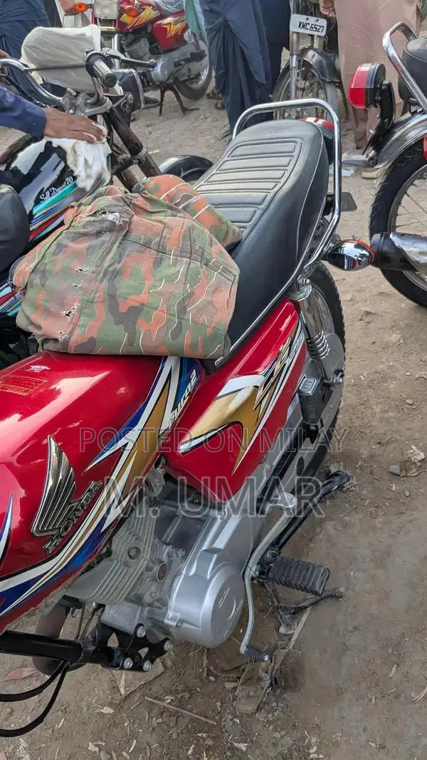 Honda 125cc Motorcycle - Compact Urban Commuter Bike