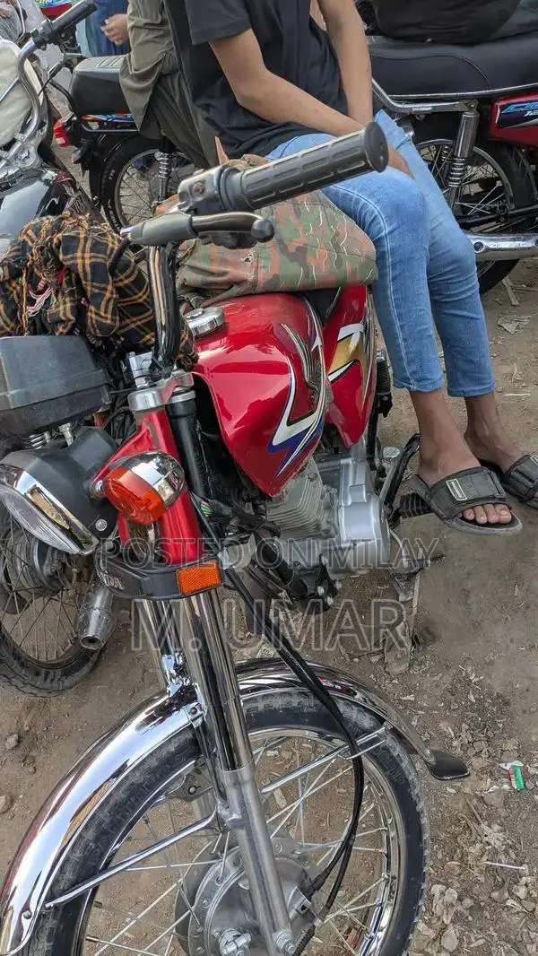 Honda 125cc Motorcycle - Compact Urban Commuter Bike