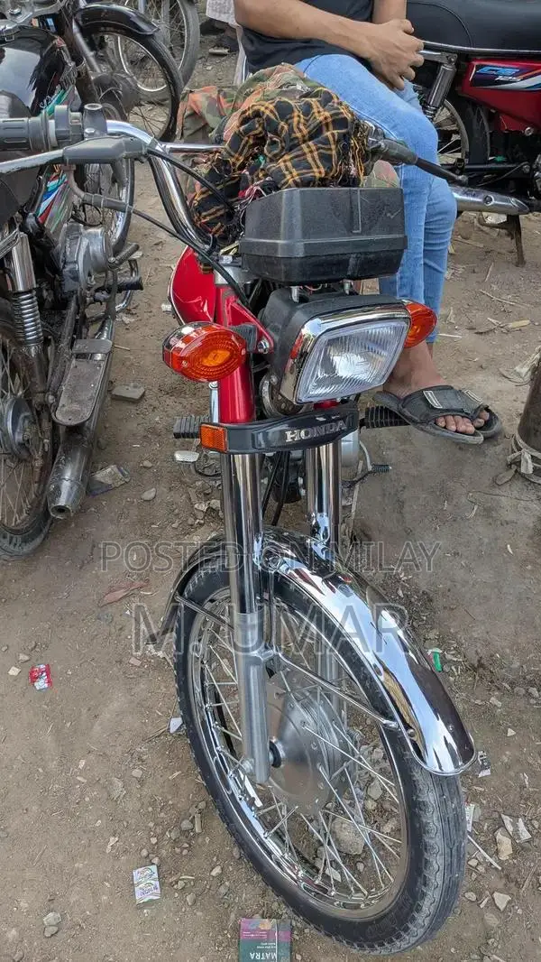 Honda 125cc Motorcycle - Compact Urban Commuter Bike