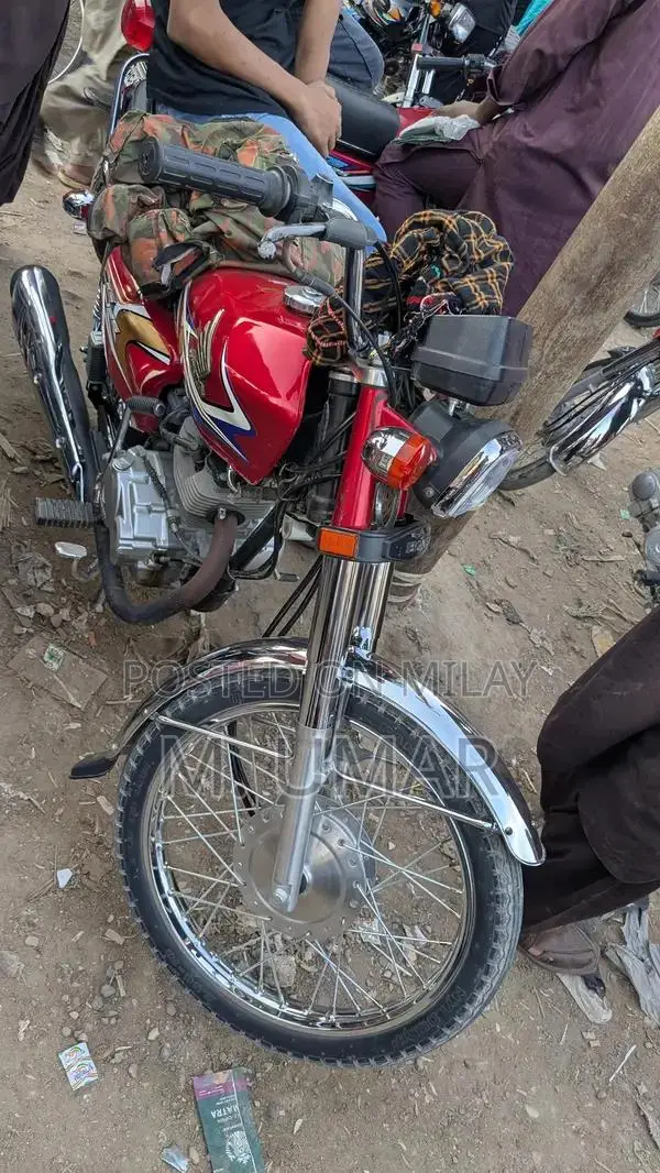 Honda 125cc Motorcycle - Compact Urban Commuter Bike