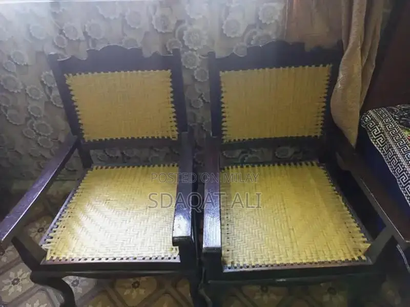 Set of 4 Vintage Antique Chairs in Excellent Condition