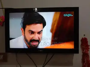 Sony Bravia 32-inch LCD TV - Excellent Condition with Remote