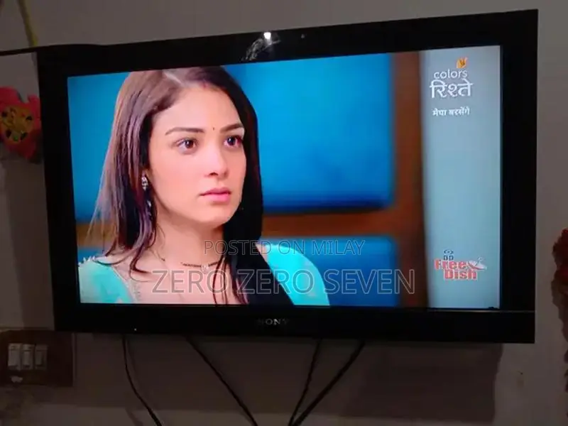 Sony Bravia 32-inch LCD TV - Excellent Condition with Remote