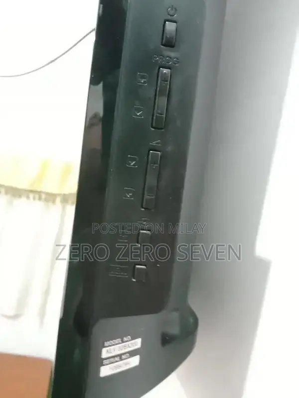 Sony Bravia 32-inch LCD TV - Excellent Condition with Remote