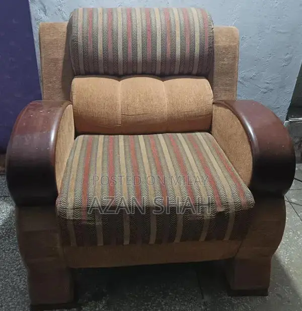 Vintage Sofa in Good Condition - Classic Living Room Furniture