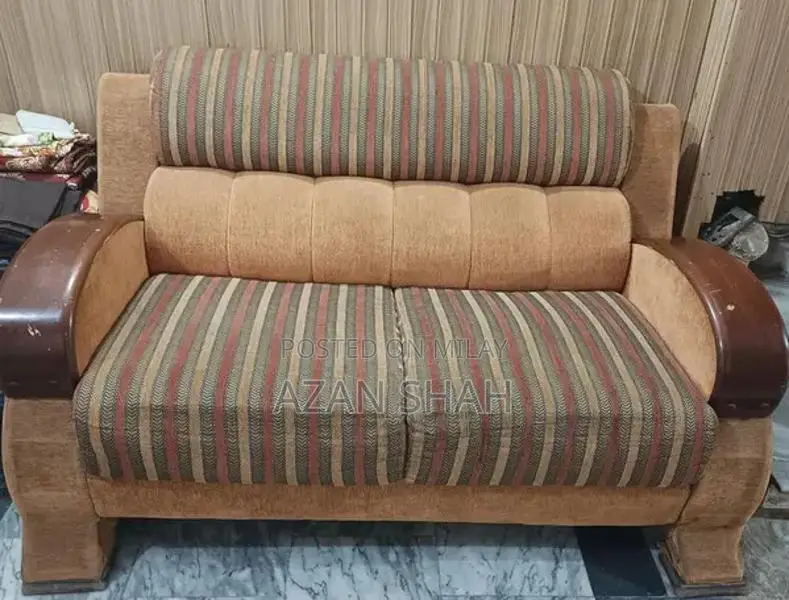 Vintage Sofa in Good Condition - Classic Living Room Furniture