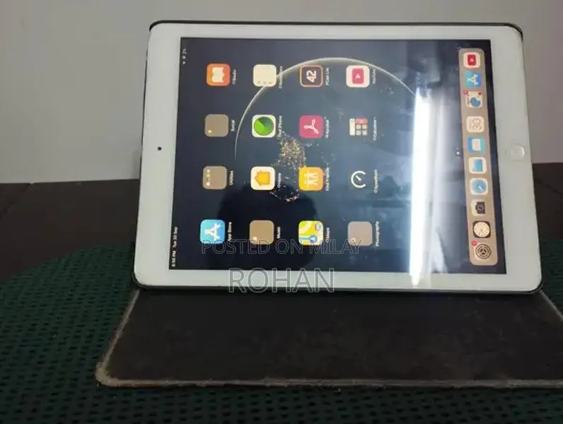 Apple iPad Air 1 Tablet - Excellent Condition with Accessories