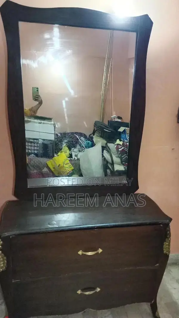 Elegant Polished Wooden Dressing Table in Near-Mint Condition