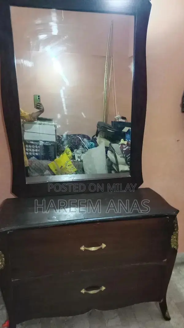 Elegant Polished Wooden Dressing Table in Near-Mint Condition