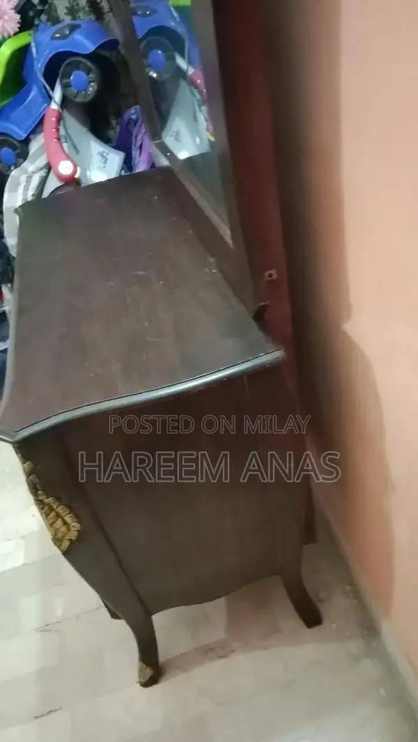 Elegant Polished Wooden Dressing Table in Near-Mint Condition