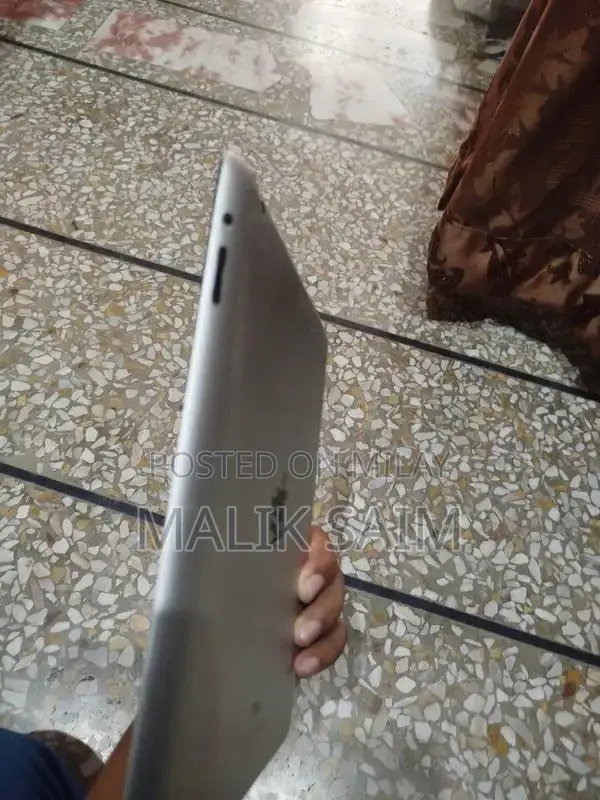 Apple iPad 4 Tablet with Touchscreen and Battery Issues