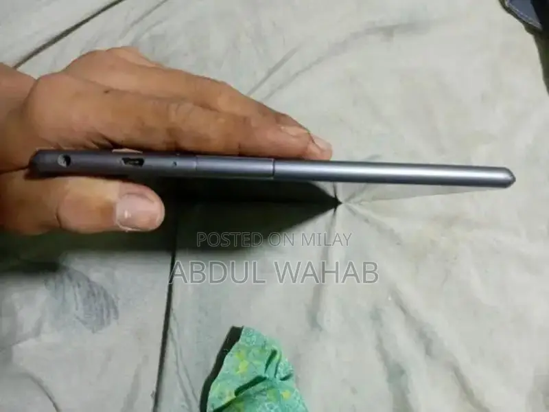 all ok ha bas bettery kharab ha on bi hota ha or back cover pa stretch