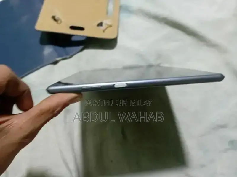 all ok ha bas bettery kharab ha on bi hota ha or back cover pa stretch