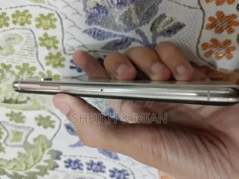 iPhone XS 64GB Silver Smartphone