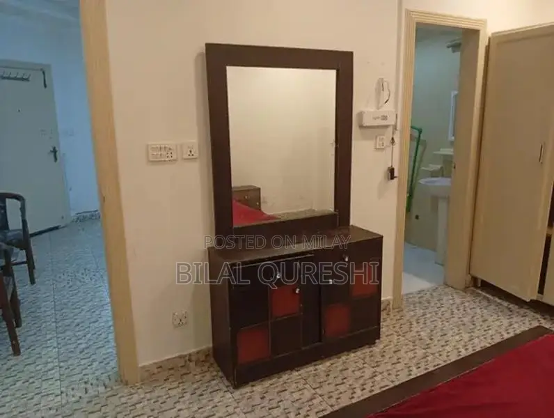 Achi condition may hai  side table bhi hainu