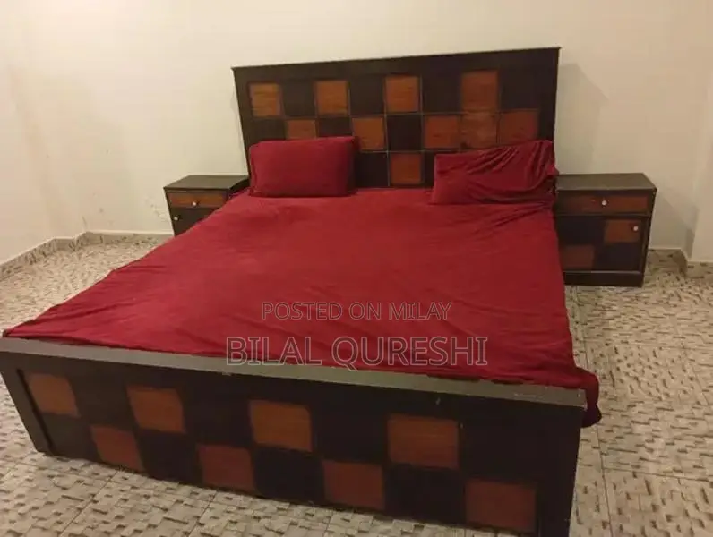 Achi condition may hai  side table bhi hainu