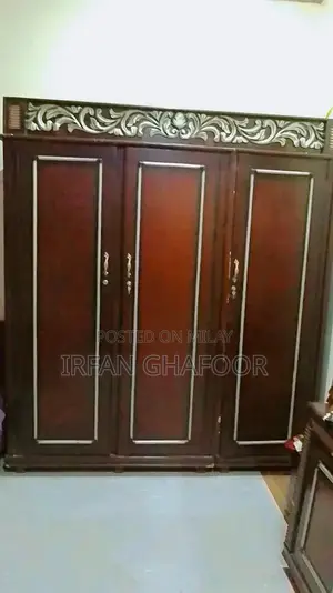 Photo - Two-Piece Furniture Set in Excellent Condition