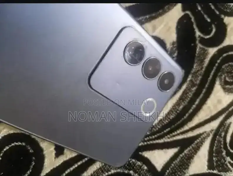 V27e Smartphone with 8GB RAM and 256GB Storage