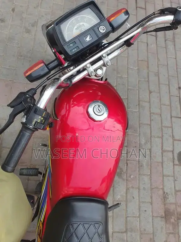 Honda CD70 Motorcycle 2021 - Classic Urban Commuter