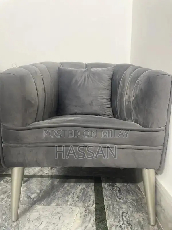 Modern Comfortable Sofa Set in Excellent Condition