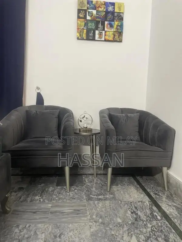 Modern Comfortable Sofa Set in Excellent Condition