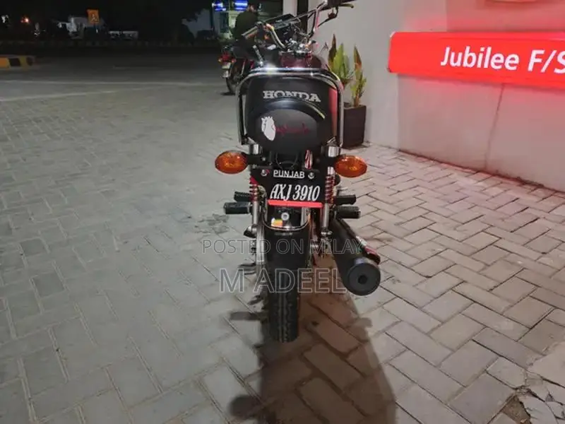 Honda CG 125 Motorcycle - Classic Single Cylinder Bike