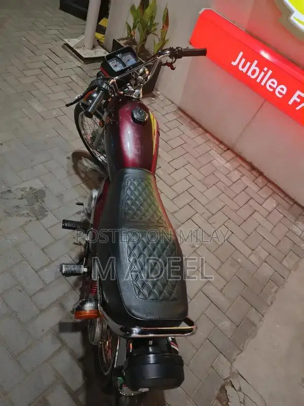 Honda CG 125 Motorcycle - Classic Single Cylinder Bike