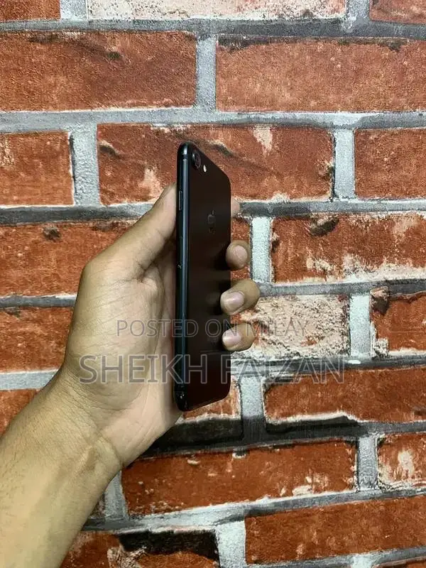 Apple iPhone 7 Factory Unlocked 32GB Smartphone