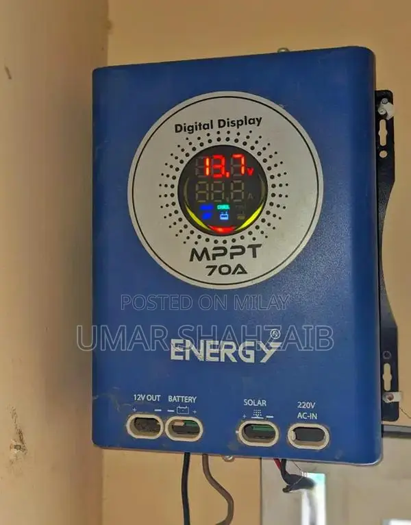 70A MPPT Solar Converter with Digital Display