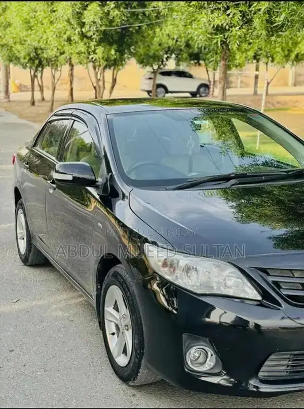 Toyota Corolla Gli Sedan - Low Mileage Black Sedan