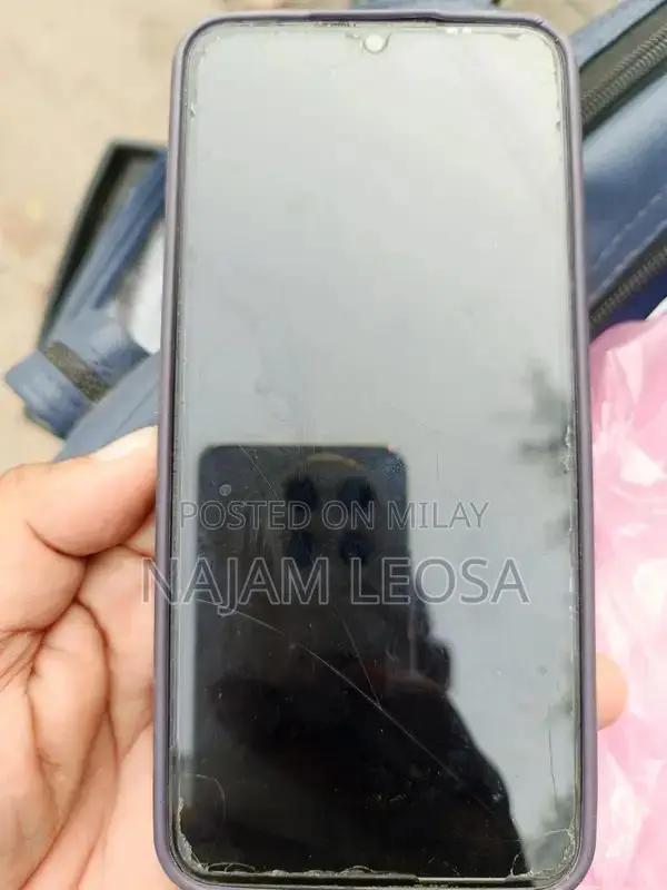 Refurbished Smartphone with Compact Design and Multiple Connectivity O