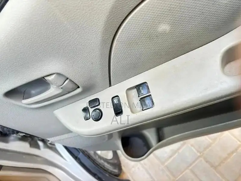 Nissan Clipper Mini Van - Compact Urban Commuter Vehicle