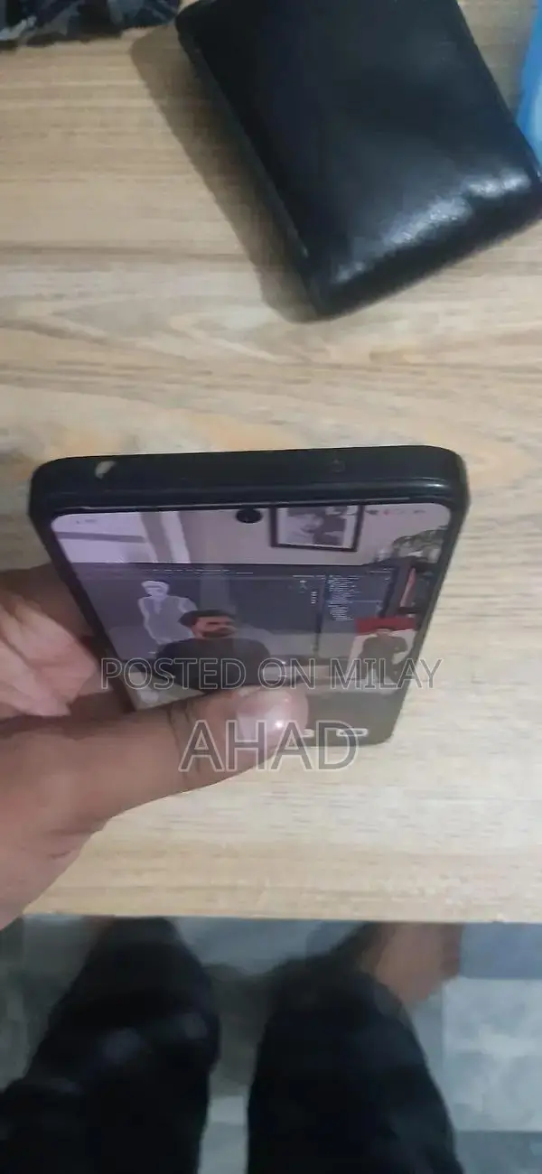 Compact Smartphone with Ample Storage and Memory