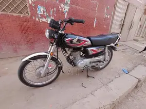 Photo - Honda 125cc Motorcycle - Classic Lightweight Commuter Bike