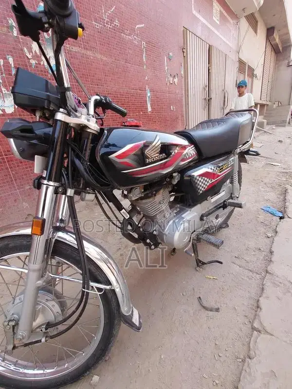 Honda 125cc Motorcycle - Classic Lightweight Commuter Bike