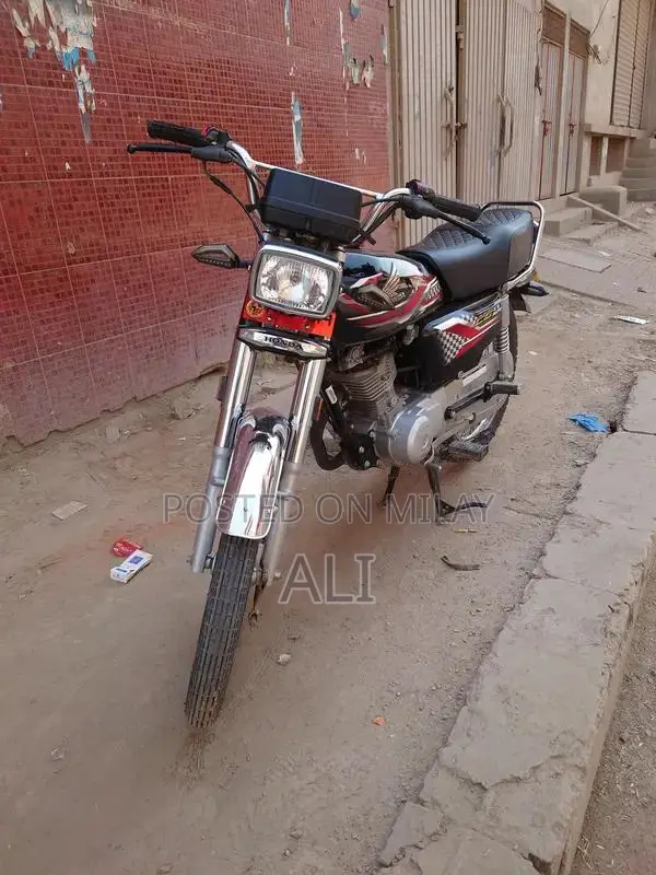 Honda 125cc Motorcycle - Classic Lightweight Commuter Bike