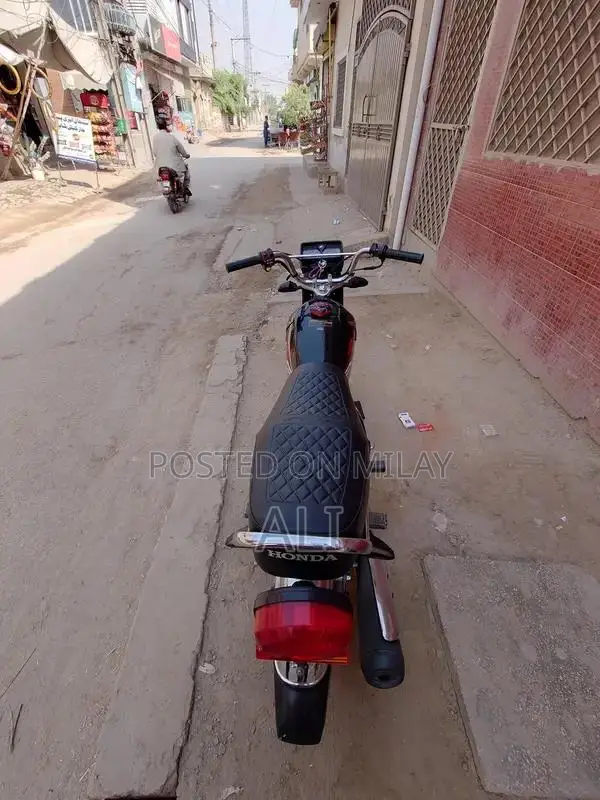 Honda 125cc Motorcycle - Classic Lightweight Commuter Bike