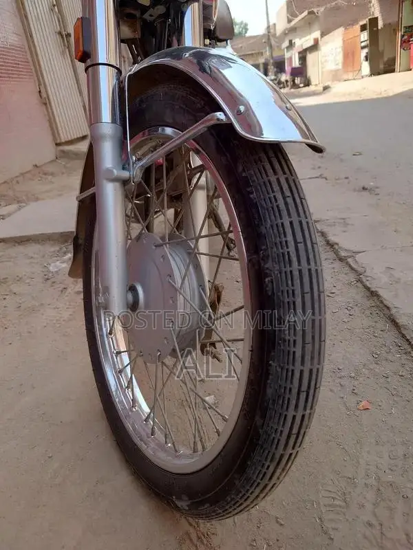 Honda 125cc Motorcycle - Classic Lightweight Commuter Bike