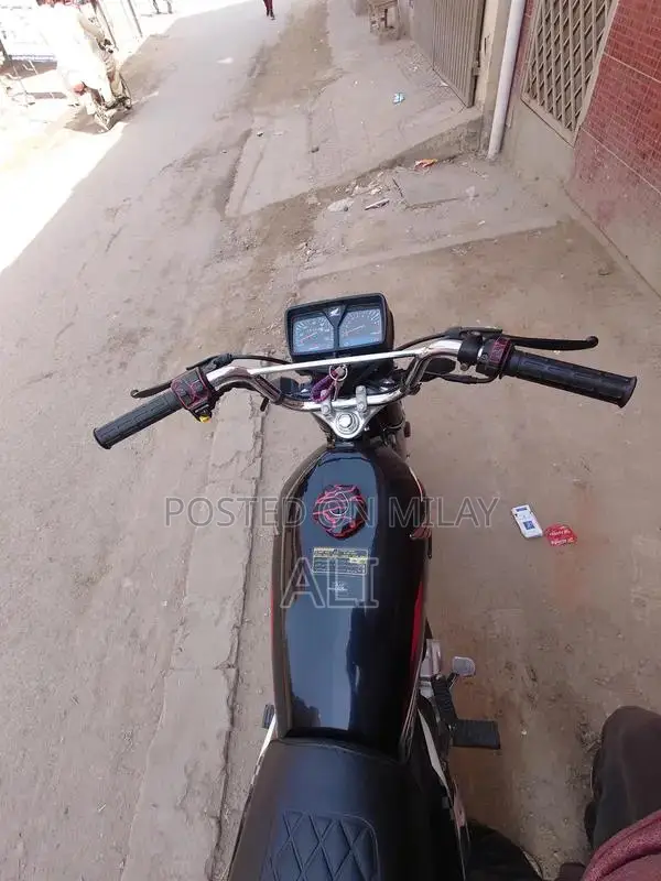 Honda 125cc Motorcycle - Classic Lightweight Commuter Bike