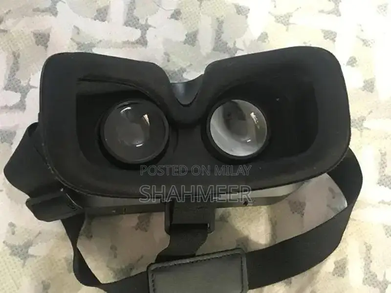 VR Headset in Excellent Condition - Barely Used