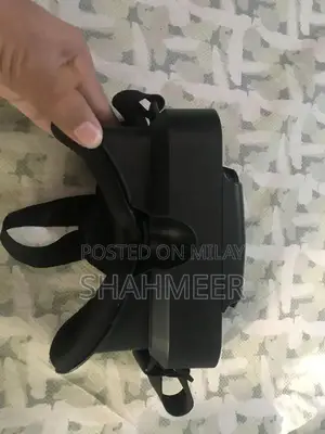 VR Headset in Excellent Condition - Barely Used