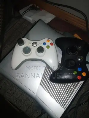 Photo - XBOX 360 SLIM  850 Gb  with 2 chargeable controllers all accessories