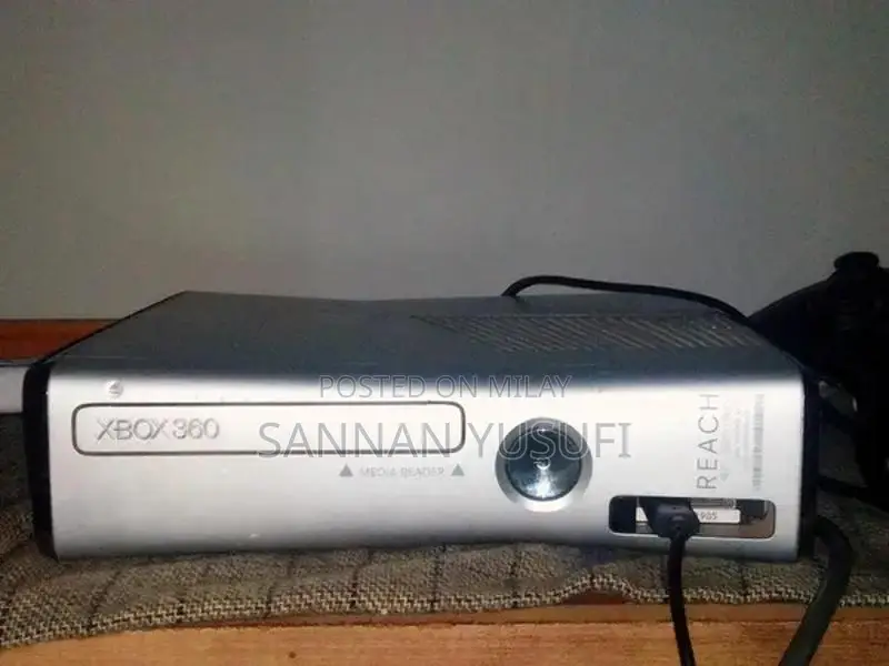 XBOX 360 SLIM  850 Gb  with 2 chargeable controllers all accessories