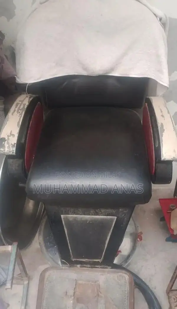 Classic Salon Chair - Vintage Style Seating for Hair Styling