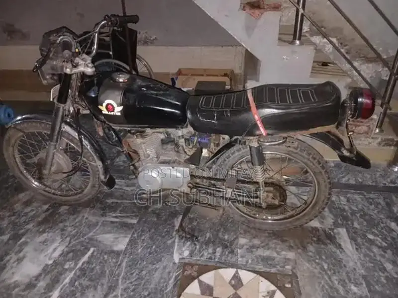 Honda 125cc Motorcycle - Red Color, Excellent Condition