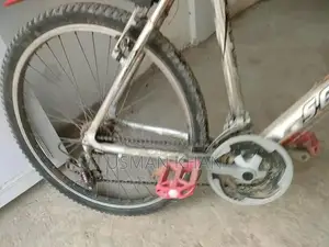 Lightweight Aluminium Bicycle - Versatile Urban Cycling