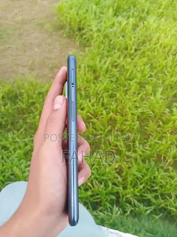 Nord 10 5G Smartphone - 6GB RAM, 128GB Storage, Minor Glass Crack