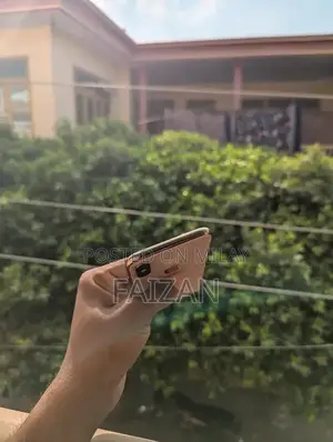 Apple iPhone XS: Compact Smartphone with Minor Front Camera Issue